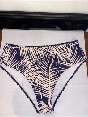 Bikini bottom - Medium Coverage / High waisted with navy and cream fronds NWOT